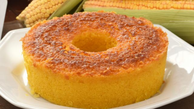 Aprenda a fazer um rápido bolo de milho com massa fofinha e molhadinha
