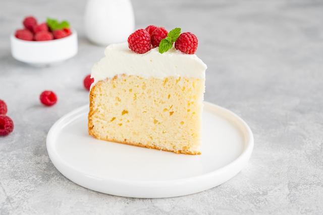 Bolo simples feito com leite em pó é perfeito para comer com um café bem quentinho