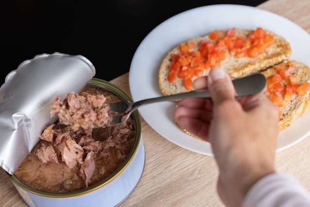 Os nutricionistas estão recomendando comer mais peixe enlatado, mas você sabe por quê?