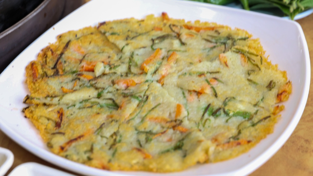 Sem farinha e sem ovo: aprenda a fazer gamjajeon, a famosa panqueca de batata coreana crocante que leva apenas 3 ingredientes