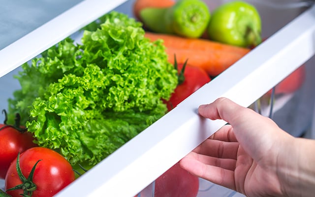 Pare de jogar dinheiro fora e aprenda como fazer a alface durar até 2 semanas fresquinha na geladeira