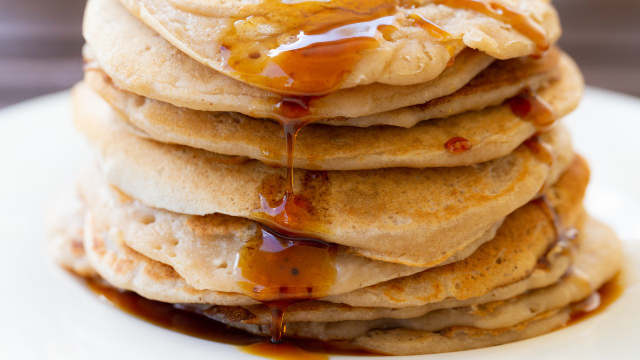 Nem glúten, nem banana: como fazer uma torre de panqueca sensacional com uma massa fofinha e úmida