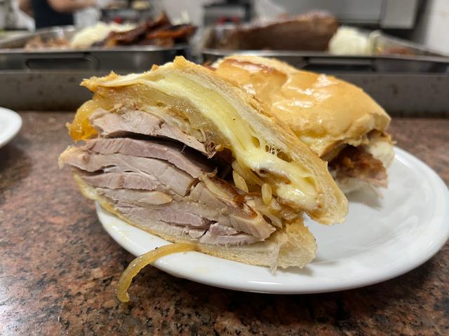 Sanduíche de pernil é o mais vendido no Opus. Adicionais de abacaxi e queijo tornam o sabor ainda mais especial. (Foto: TudoGostoso)