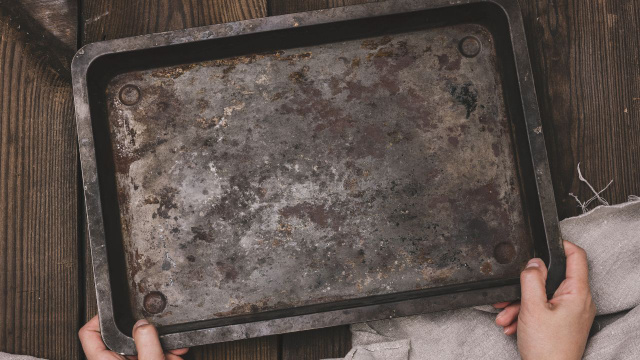 Não jogue fora: como recuperar assadeiras queimadas usando apenas sal e batata