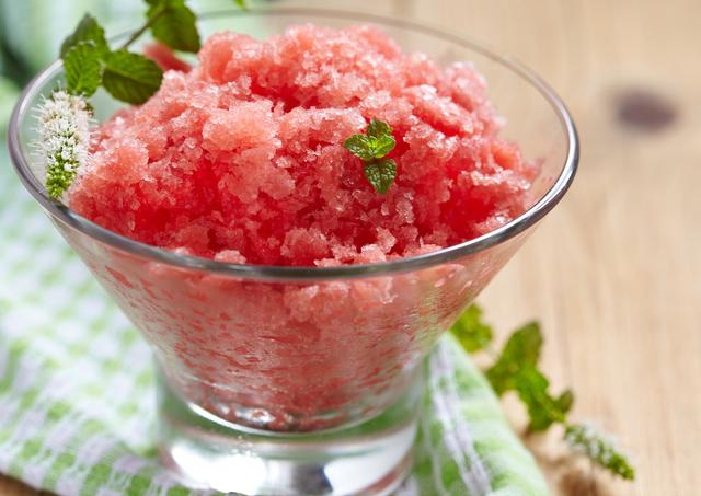 Sou fã de frutas congeladas e estou viciada em comer melancia assim nesse verão desde que descobri como congelar a fruta