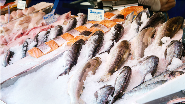 Melhor que salmão: clientes inteligentes optam por uma alternativa mais barata no supermercado