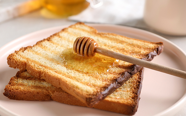 Mel no café da manhã: quais são os benefícios e possíveis desvantagens desse hábito?