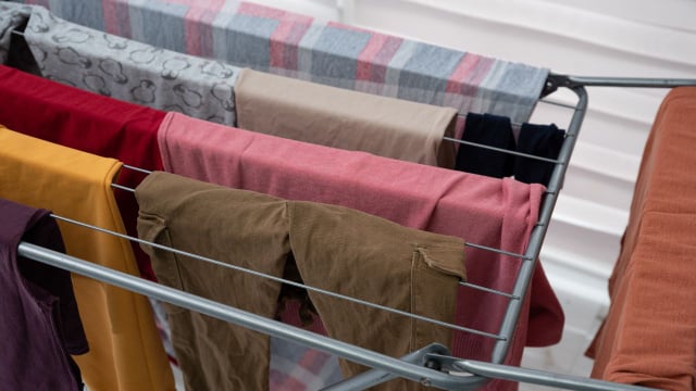 Sempre que possível, deixe o varal em ambiente ventilado e evite colocar as roupas muito perto umas das outras (Créditos: Shutterstock)