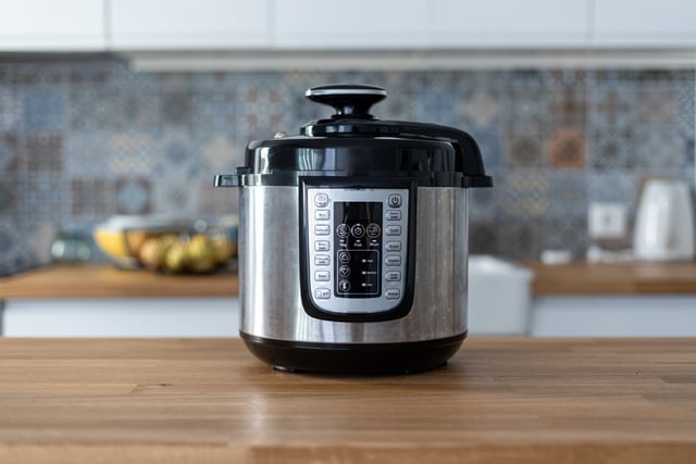 Cozinhar feijão sem vigiar o fogão fica mais fácil! Panela elétrica com 35% OFF