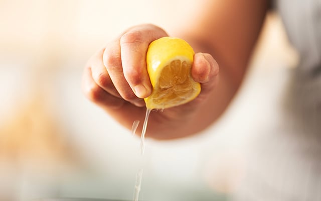 Aprendi com um vendedor de frutas: para extrair ao máximo o suco de um limão, não basta cortá-lo ao meio, mas sim...