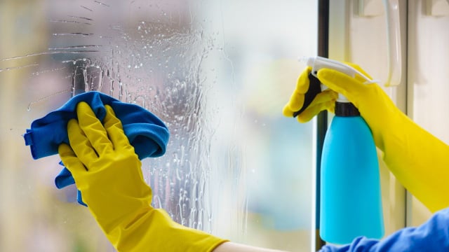 É importante deixar os produtos agirem na sujeira para que a limpeza seja realmente eficiente (Créditos: Shutterstock)