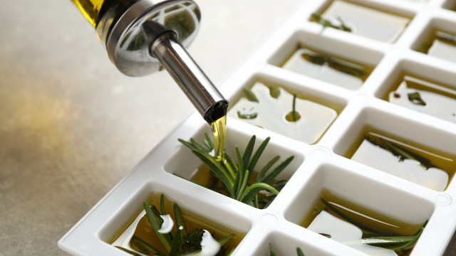 Qualquer um consegue usar essa técnica de chef para ter tempero fresco por até 3 meses no congelador