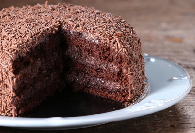 Bolo de chocolate gelado e molhadinho é a sobremesa perfeita para um lanche da tarde: veja como é fácil de fazer!