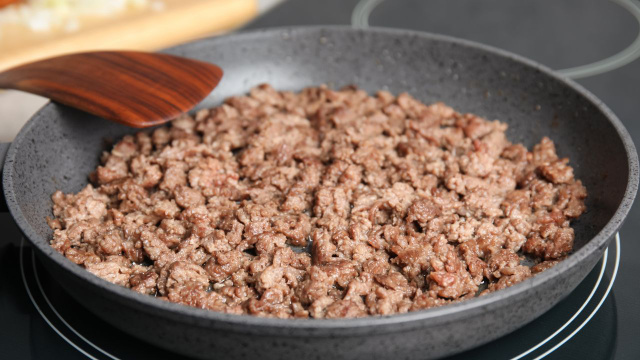 Por que é preciso cozinhar carne moída com bicarbonato de sódio: o que isso significa?