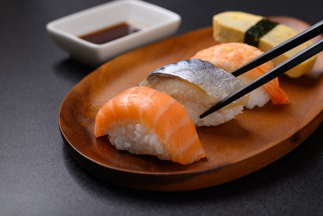 O Nigiri é uma bola de arroz moldada à mão coberta por uma fatia de salmão ou outro peixe. (créditos: Shutterstock)