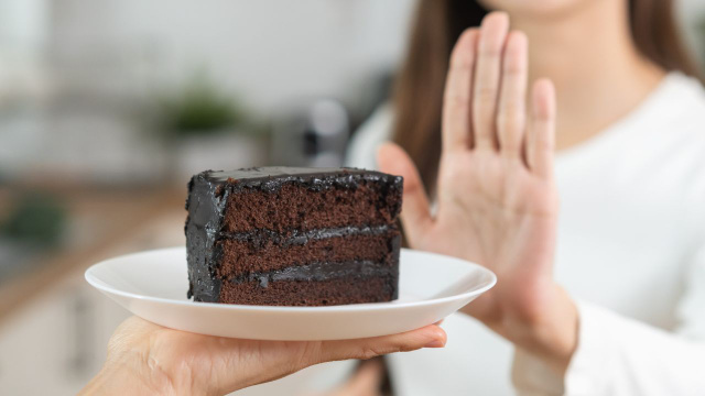 O que acontece com o seu corpo se você parar de consumir açúcar por 14 dias, segundo o educador em nutrição Eric Berg