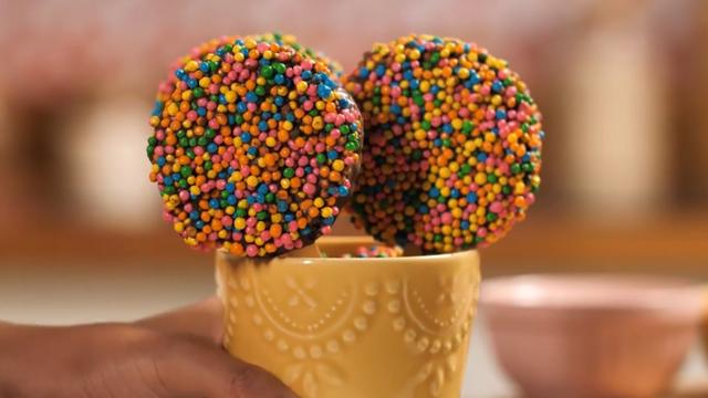 O pirulito de brigadeiro tem a cara do Carnaval e ainda é prático de fazer e de comer (Créditos: TudoGostoso)