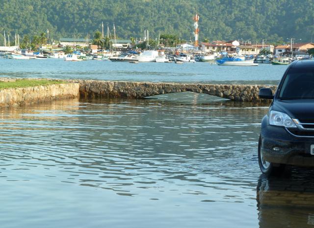 Quando a maré sobre, Paraty fica ainda mais linda, mas pode ser difícil atravessar as ruas em algumas áreas (Créditos: Paula Araripe/TudoGostoso)