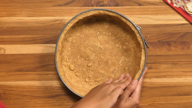 Massa de biscoito triturada forrando fundos e laterais de forma (Créditos: TudoGostoso)