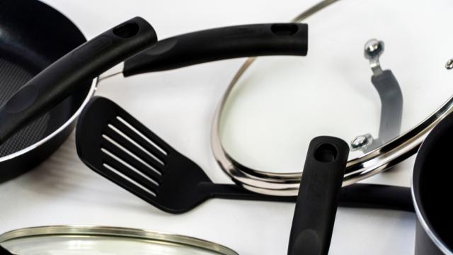 Fuja de recipientes para comida e utensílios de cozinha na cor preta: novo estudo indica descoberta alarmante