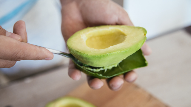 Abacate maduro pode ser aproveitado na cozinha, na rotina de beleza e até na jardinagem. (créditos: Shutterstock)
