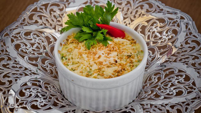 Souflé de legumes em pote pequeno branco decorado com ervas e pimenta (Créditos: TudoGostoso)