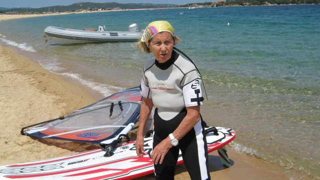 A dieta de uma windsurfista de 98 anos que não come nada até as 11h: "Bebo meio litro de água com suplementos de magnésio e potássio todas as manhãs."
