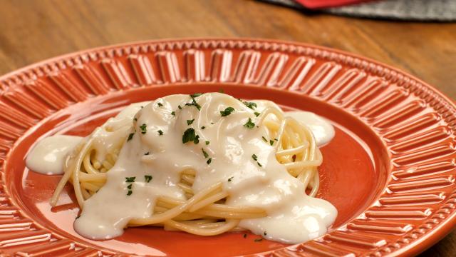 Macarrão com molho branco e ingrediente surpresa fica maravilhoso e não dá trabalho de fazer