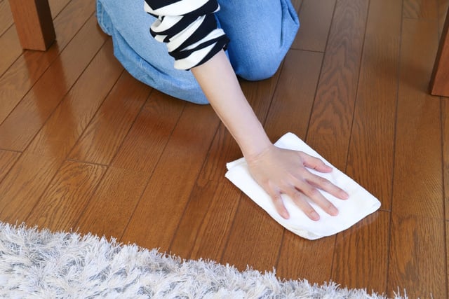 Tem piso de madeira em casa? Dica do TudoGostoso com produto  de cozinha vai te ajudar a mantê-los limpos e brilhantes por mais tempo