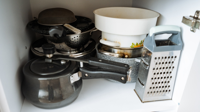 Adeus panelas empilhadas: o TudoGostoso revela a forma mais prática de organizar esses utensílios