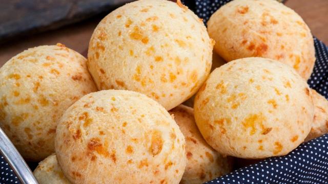 É fã de pão de queijo? Então prove essa receita tradicional da iguaria mineira preparada com polvilho azedo