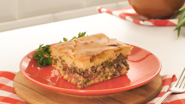 Você nunca mais vai achar carne moída sem graça depois de provar essa torta! Receita serve a família toda e fica pronta em menos de 1 hora