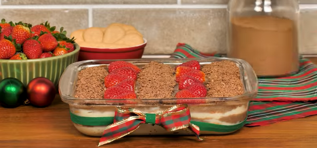 Enfeite sua mesa de ceia de Natal com essa sobremesa de travessa belíssima!