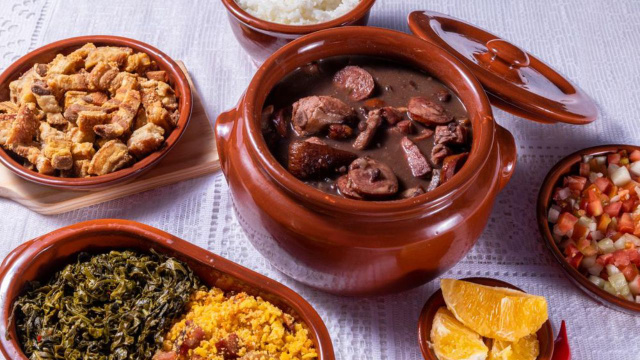 A feijoada completa é tradição de almoço em família! (Créditos: TudoGostoso)
