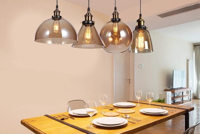 Vidro e lâmpadas aparentes para dar charme e elegância às refeições  (Divulgação: Shopee).