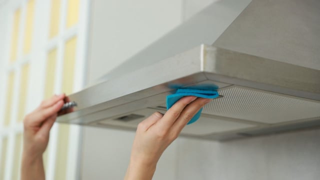 É hora de se livrar de toda a gordura incrustrada do seu exaustor: aprenda como limpar usando um ingrediente que todo mundo tem em casa