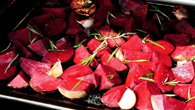 Beterraba sendo assada com temperos (Créditos: Canva)