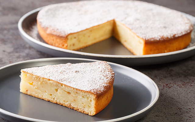 É como comer uma nuvem: bolo de iogurte grego levinho e muito fácil de preparar