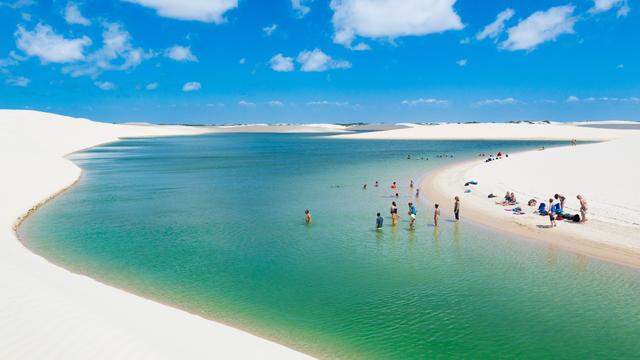 Os lençóis maranhenses ficam melhores em épocas após chuvas como em abril e maio (Créditos: Shutterstock/Travelling Jack)