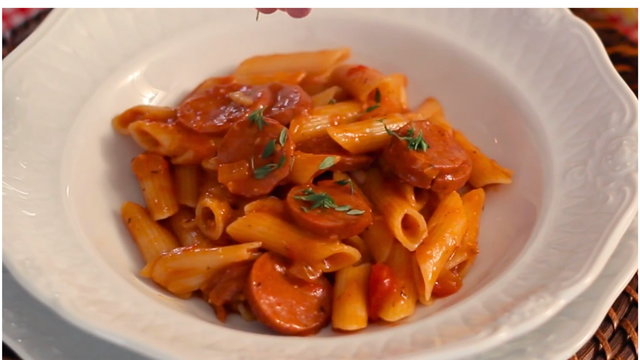 Adeus, escorredor! Aprenda a técnica para cozinhar o macarrão direto no molho e deixá-lo muito mais saboroso