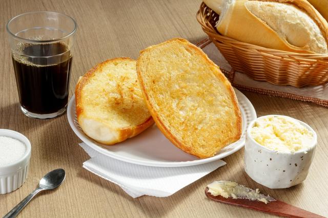 Nem margarina, nem azeite: esse é o melhor ingrediente para usar no pão na chapa se quiser a casquinha perfeita