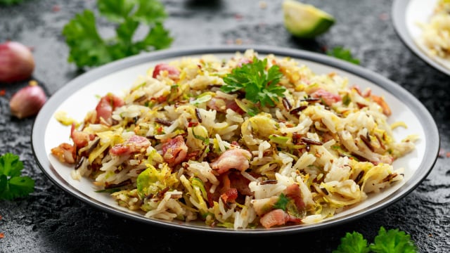 Pego um copo de arroz com repolho e preparo um jantar rápido: fica uma delícia mesmo sem carne