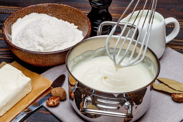 Molho bechamel sem manteiga? Essa versão mais leve do clássico é muito fácil de fazer e só precisa de dois ingredientes