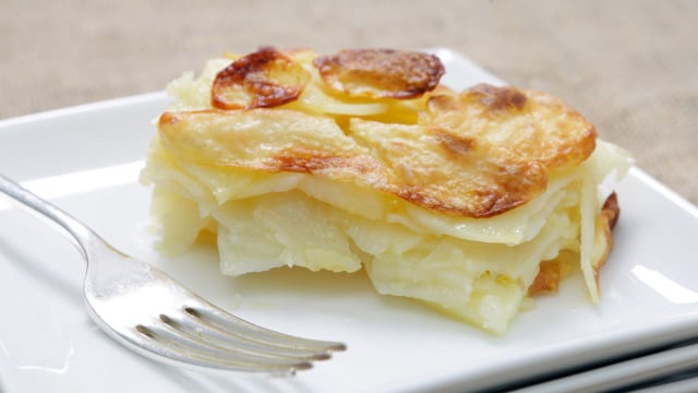 Vi um chef francês fazer, testei e agora só preparo batatas assim: fatias finas, crosta dourada e aroma amanteigado