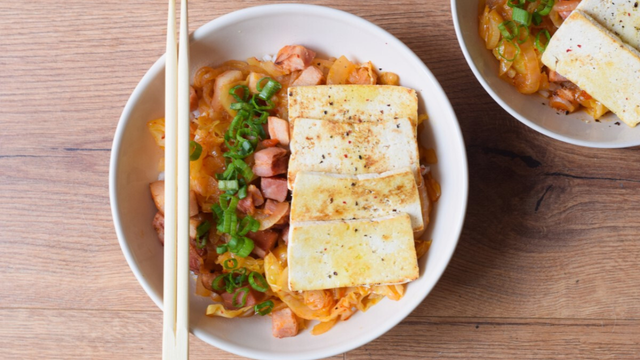 Kimchi jjigae: aprenda a fazer o ensopado coreano queridinho dos doramas e dos idols de k-pop