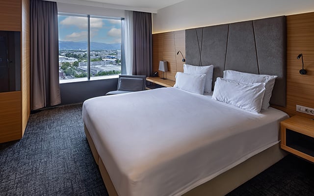 Por que as camas de hotel sempre têm vários travesseiros e um lençol? Se você já se questionou sobre isso, o TudoGostoso tem a resposta