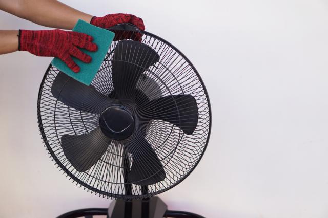 Você já lembrou de limpar o ventilador neste verão? Com esse truque, ele fica limpinho em poucos minutos sem sufoco