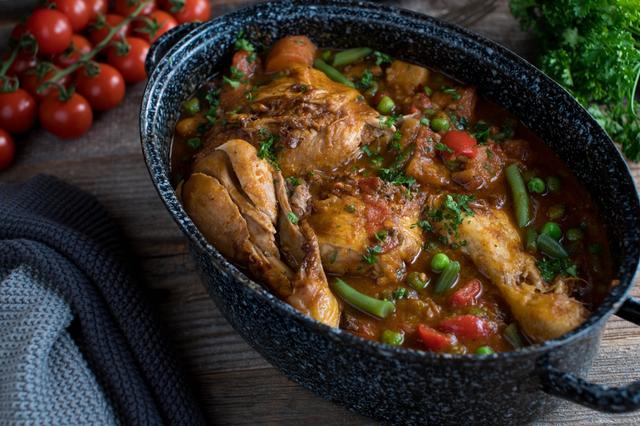 Frango à jardineira: receita fácil para aproveitar os legumes guardados na geladeira
