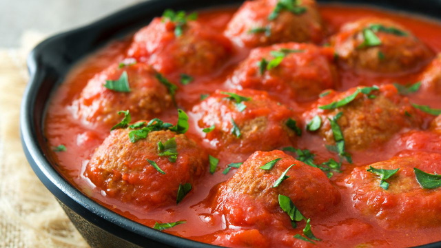 Faço essa receita de almôndegas ao molho todo almoço de domingo há 10 anos, é a favorita da minha família e vou te revelar o segredo!