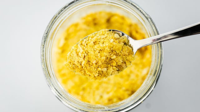 Com poucas calorias, a levedura nutricional pode entrar em todo tipo de receita que combina com sabor de queijo (Créditos: Shutterstock)